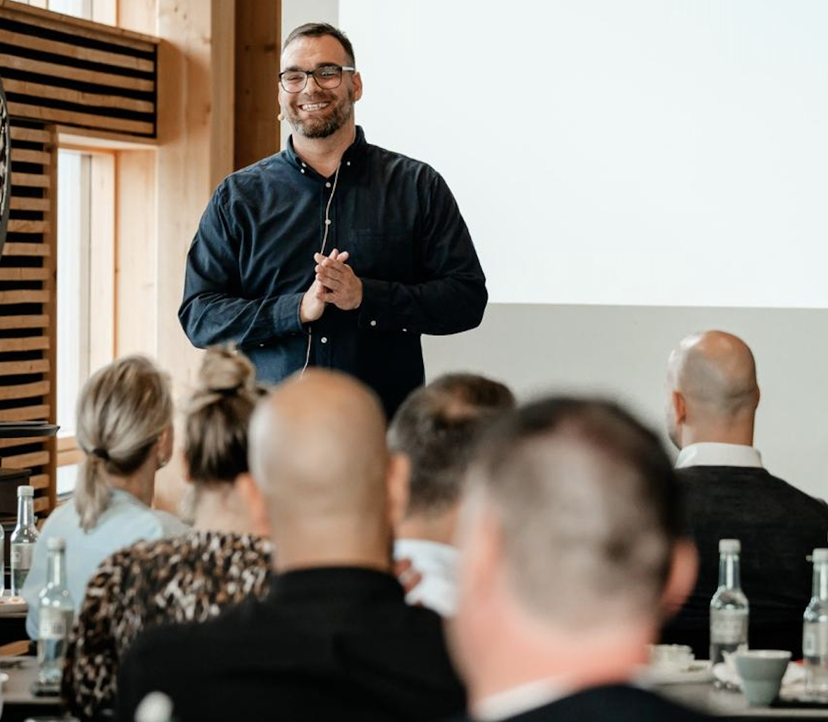 T. Mark Meyer i dialog med deltagere på workshop om modstandskraft